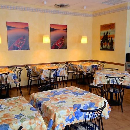 Hotel Flora Дезенцано-дель-Гарда Экстерьер фото