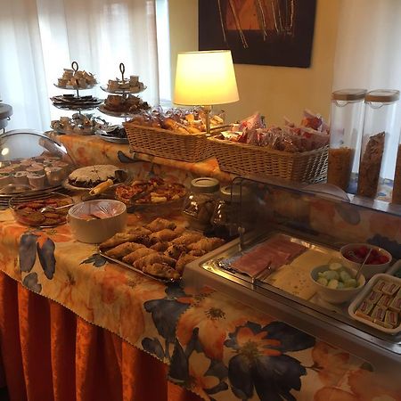 Hotel Flora Дезенцано-дель-Гарда Экстерьер фото