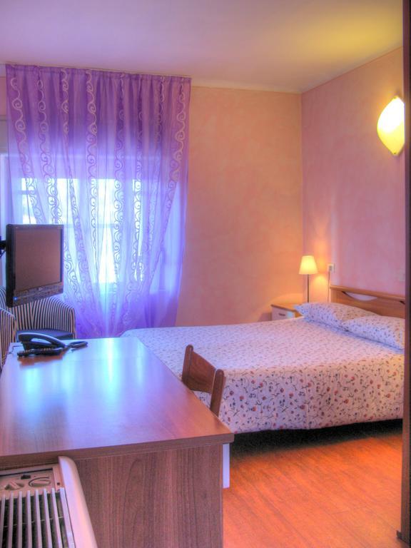 Hotel Flora Дезенцано-дель-Гарда Номер фото