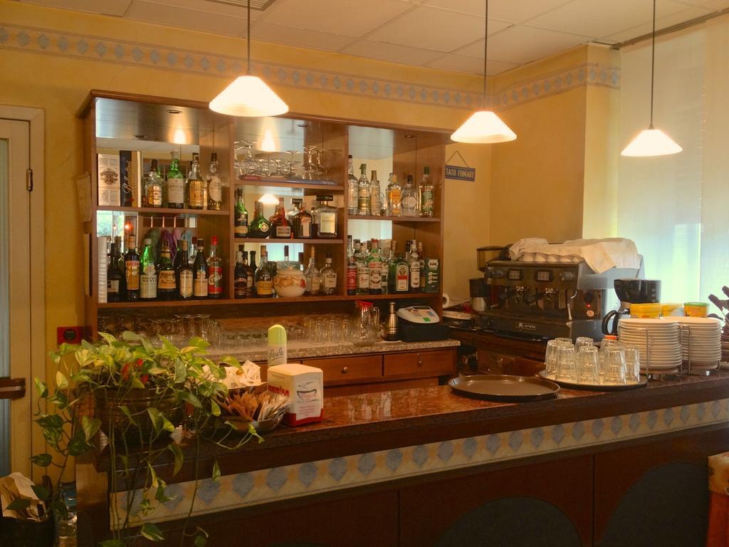 Hotel Flora Дезенцано-дель-Гарда Экстерьер фото