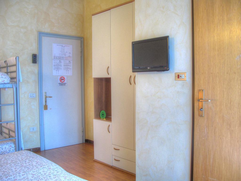 Hotel Flora Дезенцано-дель-Гарда Номер фото