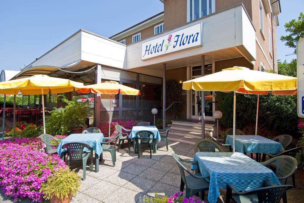 Hotel Flora Дезенцано-дель-Гарда Экстерьер фото