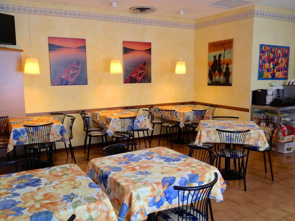 Hotel Flora Дезенцано-дель-Гарда Экстерьер фото